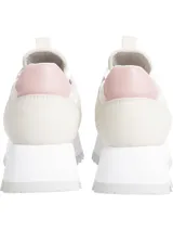 Zapatillas urbanas Calvin Klein de estilo runner, color blanco hueso con logo CK en el lateral y detalle rosa en el talón. Suela de plataforma blanca con dibujo dentado.