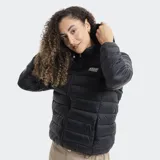 Campera puffer Reef de color beige, con diseño acolchado, cierre frontal completo, capucha desmontable y logo de la marca en el pecho.