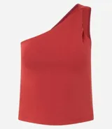 Top ajustado de punto roma color rojo, con diseño de un solo hombro y tirante torcido.