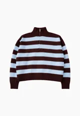 Sweater de punto a rayas horizontales en color marrón y celeste, con cuello polo y cierre frontal parcial. Presenta puños y ruedo acanalados.