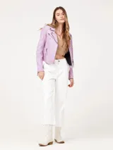 Chaqueta de cuero color lila, estilo biker, con cierre asimétrico y detalles de cremalleras plateadas.