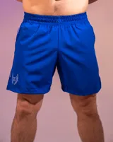 Short deportivo azul con cintura elástica, bolsillos laterales y logo estampado en la pierna izquierda.