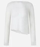 Blusa de manga larga confeccionada en encaje floral texturizado, con forro y bajo asimétrico.
