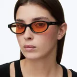 Lentes de sol con montura ovalada de color negro y cristales polarizados en tono naranja.