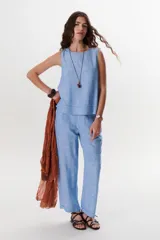 Pantalón celeste de lino de corte recto.