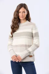 Buzo tejido de punto grueso con diseño de rayas horizontales en tonos neutros, escote redondo y mangas largas. Presenta un aplique de cuero sintético en el ruedo.