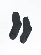 Par de medias cortas grises con talón y puntera blancos, banda superior blanca y banda inferior bordó. Poseen puntos antideslizantes en la planta del pie.