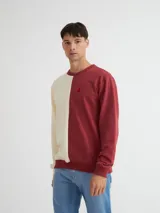 Buzo de felpa con frisa, color borgoña y beige, con bloque de color vertical y logo bordado en el pecho.