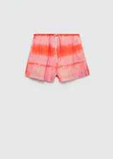 Short de algodón con diseño estampado en tonos rosados y naranjas, corte recto, cintura elástica con lazo ajustable y bolsillos laterales.