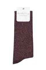 Calcetines de caña alta confeccionados en tejido de algodón con acabado brillante de glitter. Presentan un diseño acanalado en color negro con destellos dorados.