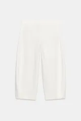Pantalón balloon de tiro medio en color blanco, confeccionado en algodón, con trabillas en la cintura y bolsillos laterales ocultos.