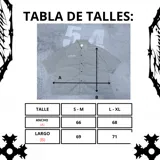 Camisa de manga corta con corte híbrido boxy fit/oversize, confeccionada en algodón. Disponible en tres diseños: a cuadros marrones, a rayas blancas y negras, y a rayas burdeos y blancas. Presenta bordados de diseño propio de la marca.