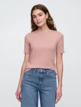 Remera de tejido rib con cuello redondo y mangas cortas, de corte ajustado al cuerpo.