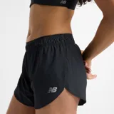 Short de running negro con logo reflectivo de New Balance en el lateral. Cuenta con tecnología NB ICE para controlar la humedad, cintura con cordón de ajuste, forro sin costuras, aberturas laterales y bolsillos internos.