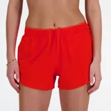 Short deportivo New Balance RC Seamless de dama, color rojo, con logo estampado en la pierna. Confeccionado en tejido elástico con tecnología NB Dry.