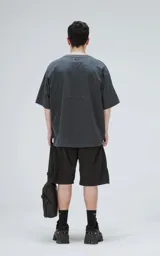 Remera de manga corta color gris oscuro (carbón) con cuello redondo y un estampado frontal de Star Wars.