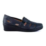 Zapato casual Korium Confort Rhonda color azul marino con recortes laterales y capellada calada.