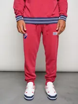 Pantalón de jogging rojo con puños, efecto lavado y escudo del Club Nacional de Football bordado.