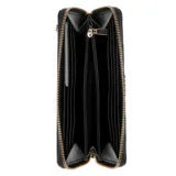 Billetera Guess modelo Amorette de color negro, confeccionada en material sintético con textura sutil. Cuenta con cierre perimetral, correa de muñeca incorporada y el logotipo de la marca impreso en letras doradas en la parte frontal.