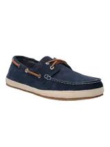 Mocasines estilo náutico de gamuza azul marino con cordones de cuero marrón. Presentan una suela con detalle de yute trenzado alrededor del borde y base de goma.