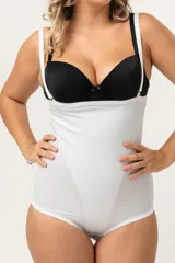 Faja abdominal color piel, de alta contención, cavada y reforzada en la zona abdominal. Tiene breteles desmontables y regulables, broche en la entrepierna con fundillo de algodón.