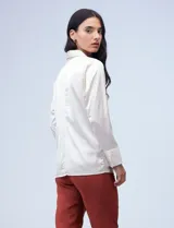 Blusa color beige de satén con cuello con solapa, escote en V y frunces en la parte delantera.