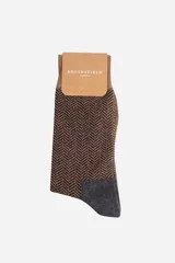 Media larga Brooksfield con diseño de espiga en tonos marrón y negro, con puntera y talón en color gris liso.