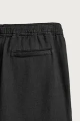 Pantalón de corte regular fit confeccionado en tejido mezcla de algodón, con cintura elástica ajustable mediante cordón, bolsillos laterales y bolsillos traseros de vivo.