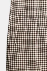 Pantalón de tiro alto con estampado de cuadros vichy en tonos marrón y blanco, con bolsillos laterales de vivo y corte recto.