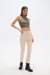 Pantalon jean de corte recto y tiro alto, color blanco, con ruedo deshilachado.