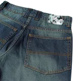 Pantalón de jean azul oscuro con efecto lavado, corte holgado y pierna recta.