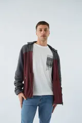 Campera polar para hombre de corte recto, con cuello alto, cierre frontal completo, bolsillos laterales con cierre y logo estampado en el pecho.