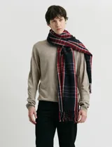 Sweater de tejido de punto con escote redondo y manga larga. Presenta un diseño clásico con detalles de terminación en sisas y cuello.