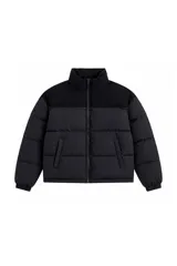 Campera puffer negra con cuello alto, cierre frontal completo y bolsillos laterales. Presenta un diseño con paneles acolchados horizontales y puños elásticos.