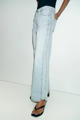 Jeans de tiro bajo con cinco bolsillos, pernera recta y detalle de costuras marcadas en la parte delantera. Cierre frontal con cremallera y botón.
