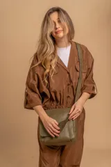 Bandolera de diseño simple con tapa frontal, confeccionada en material símil cuero. Cuenta con correa ajustable, división interna y bolsillos internos para mayor organización.