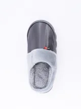 Pantuflas cerradas color marrón con interior de piel sintética gris.