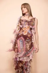 Vestido largo de mujer estilo boho en tono marrón, con estampado tipo paisley, escote drapeado y volados en cascada a lo largo de la silueta.