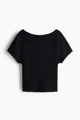 Top en punto negro con textura, escote bote y mangas murciélago cortas.