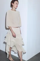 Jersey de punto con cuello redondo y mangas largas amplias, de diseño holgado y tejido ligero.