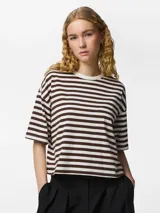 Top de manga corta Boxy Sadie con diseño a rayas horizontales en color marrón y blanco, corte holgado y cuello redondo.