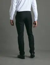 Pantalón de vestir de corte recto y línea limpia, sin pinzas. Confeccionado en una mezcla de poliéster y viscosa, presenta un diseño clásico y estructurado.