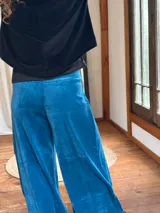 Palazzo evasé de tiro alto confeccionado en plush de algodón, con diseño amplio y faja ancha en la cintura.