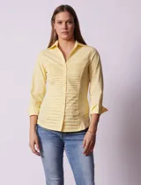 Camisa color salmón de algodón con cuello con solapa, abertura central con botones, delantera tableada y laterales elastizados. Marca Zac & Rachel.