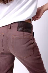 Jean de tiro medio color marrón, de corte recto y largo, con efecto arrugado en la parte inferior.