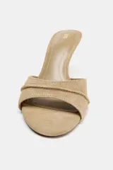 Sandalia de tacón destalonada estilo mule en piel, de color beige, con tira ancha delantera y tacón alto fino.
