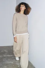 Jersey de punto liso color verde, con cuello redondo y manga larga. Confeccionado en hilatura de lana 100% con tacto suave.