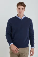 Sweater amarillo de tejido suave tipo cashmere, con escote en V.