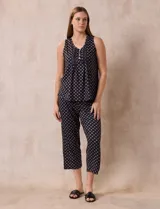 Conjunto de pijama marca René Rofé, compuesto por musculosa con escote en V y botones, y pantalón capri con cintura elastizada, ambos de tejido soft estampado.