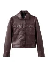 Chaqueta de cuero bordó con cierre frontal de botones, bolsillos con solapa en el pecho y cuello camisero.